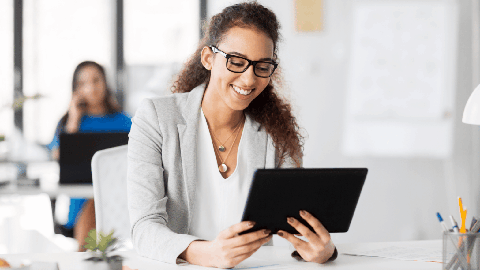 Collaboratrice consultant un espace vidéo interne sur l’intranet