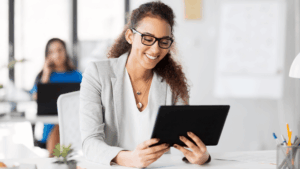Collaboratrice consultant un espace vidéo interne sur l’intranet
